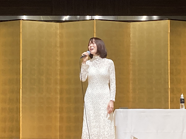 シンガーソングライターの半崎美子さん

