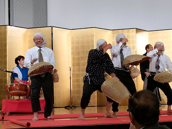 ドジョウ掬いを体験