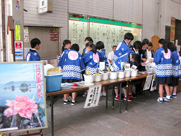 りそな銀行前で店開き